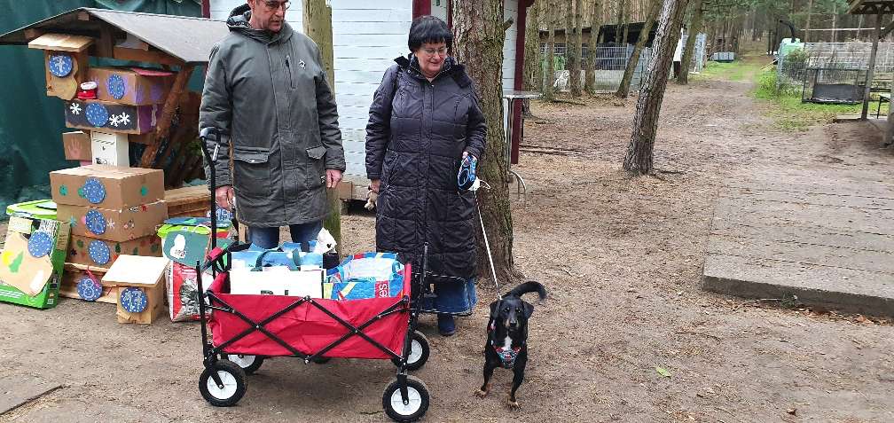 Celia hat Spenden vorbeigebracht