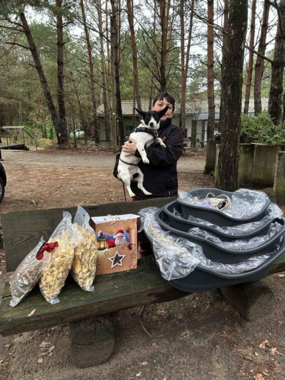 Aza beschenkt ihre ehemaligen Kumpel